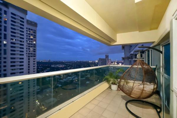 A la foto es mostra l'objecte Family size Staycation in Makati with new year's firework balcony view situat a la ciutat de Manila.