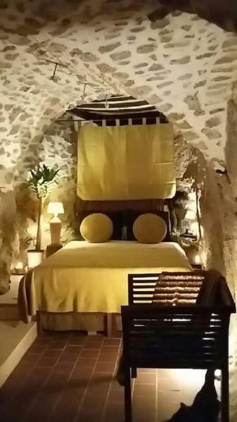 A la foto es mostra l'objecte La chambre dans la roche situat a la ciutat de Esparron.