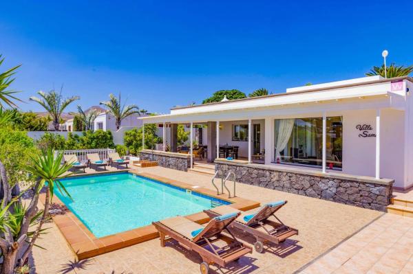 Na zdjęciu widoczny jest obiekt Villa Sama by Villa Plus położony w mieście Puerto Calero.