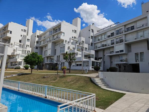 写真にはラ・カレラ市にあるDepartamento de 1 dormitorio amoblado con cochera y piletaが写っています。