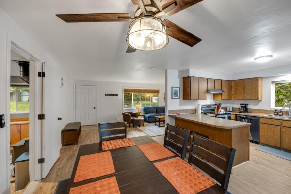 照片显示了位于McCall市的Baycolt McCall - Pet friendly - Near downtown and golf course - Game room - Fenced yard物件。