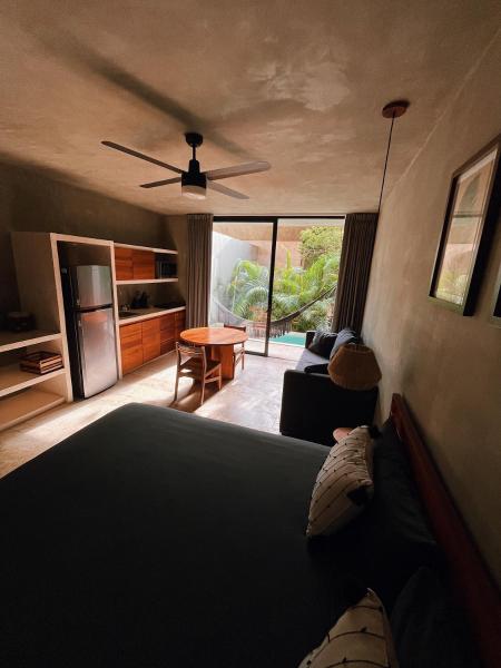 Na zdjęciu widoczny jest obiekt Seremonia Studios by Vida de Playa Rentals położony w mieście Tulum.