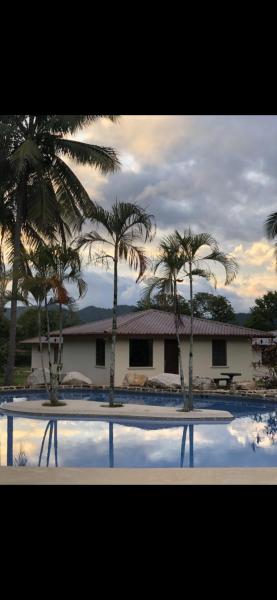 A la foto es mostra l'objecte Casa Caranbola situat a la ciutat de Caimital.