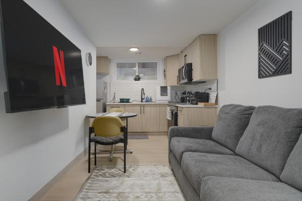 Modern Suite By Royal Alexandra Hospital L Free Parking Wifi Netflix - St. Albert