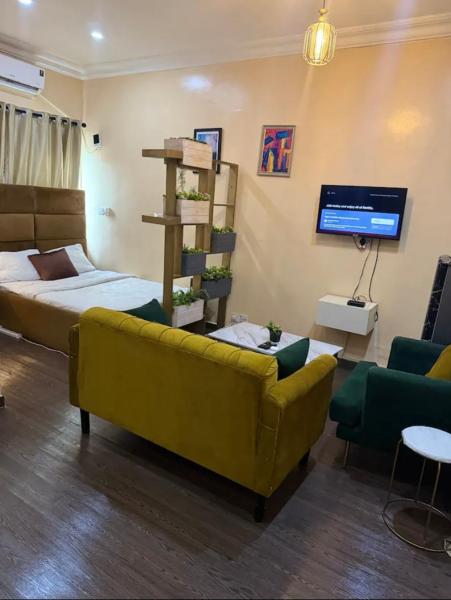 A la foto es mostra l'objecte Cozy studio unit in lekki phase 1 - Kitchen, 24-7 light, wifi, Netflix situat a la ciutat de Lagos.