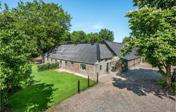 På billedet ses objektet Nice Home In Spjald With 6 Bedrooms beliggende i byen Videbæk.