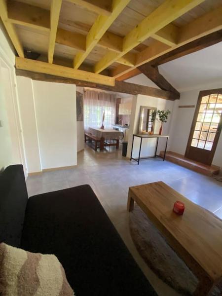 På billedet ses objektet Le Gîte à l Ombre du Coteau beliggende i byen Auriébat.