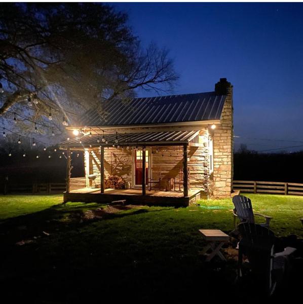 Na fotografii je vidět objekt Crocketts Cabin nacházející se ve městě Columbia.