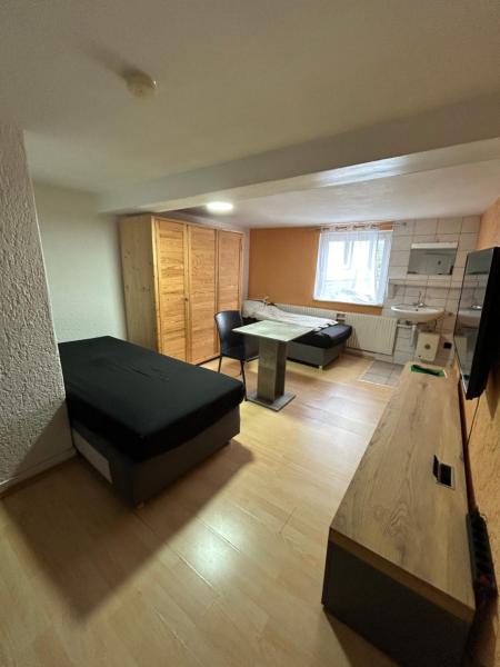 A la foto es mostra l'objecte Einfache Schlafmöglichkeit mit Gemeinschaftsküche und Bad situat a la ciutat de Langen-Brombach.
