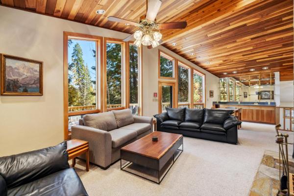 照片显示了位于McCall市的New! Birch Fairway House - On golf course - Hot tub - Garage - Family friendly物件。