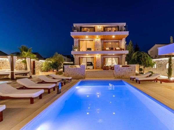 Villa In Pola A With Swimming Pool - Biograd na Moru