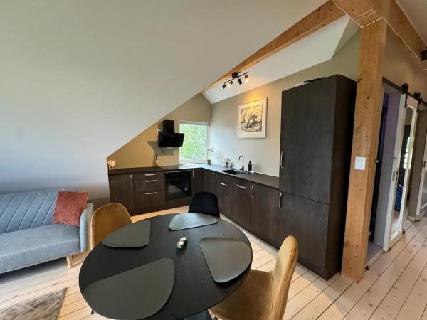 Na foto é possível ver o objeto 1 Bed Loft Sleeps 4 -Hot Tub Sauna & Pets Ok localizado na cidade de Ånstad.