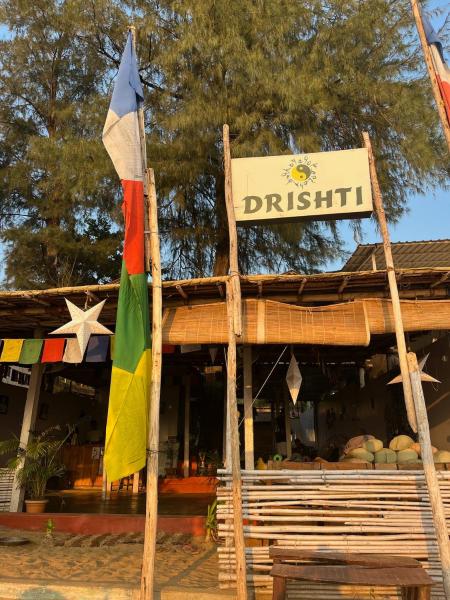 A la foto es mostra l'objecte Drishti yoga international situat a la ciutat de Patnem.