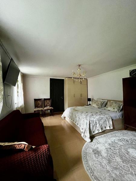 På billedet ses objektet The Crystal Mountain Inn beliggende i byen Kazbegi.