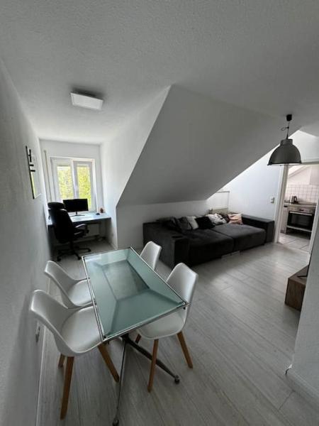 A la foto es mostra l'objecte Traumhafte Wohnung direkt am See, S-Bahn nähe situat a la ciutat de Wessling.