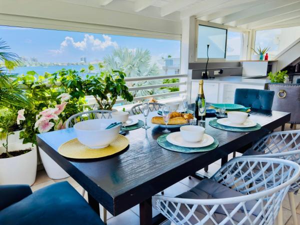 写真にはシンプソン・ベイ市にあるSpacious Waterfront 2 Bedroom Condo with 2 Bathrooms, Pool, ACが写っています。