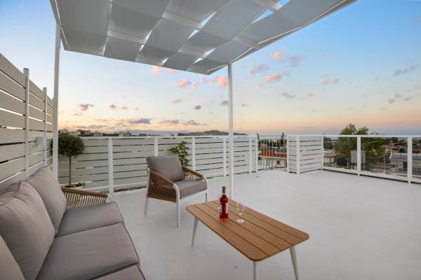 Na foto é possível ver o objeto 2 bd sea view sun terrace apartment 500 meters walk to the beach localizado na cidade de Galatás.