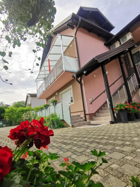 Na zdjęciu widoczny jest obiekt Apartmani Jastreb położony w mieście Izimje.