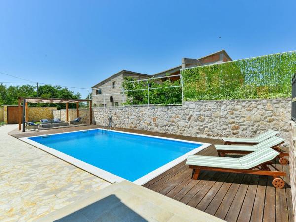 A la foto es mostra l'objecte Stone Villa Anita with Pool situat a la ciutat de Simurina.