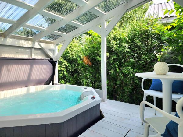 A la foto es mostra l'objecte Boho Chic Tiny House - Hot Tub EV Chrger & Parking situat a la ciutat de Ciutat de Quebec.
