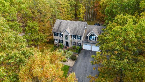 På billedet ses objektet Mohawk-Kudil in Poconos ! Private Pool-Hot Tub-Lake Access-Game Room beliggende i byen Jonas.