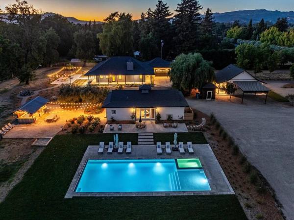 A la foto es mostra l'objecte Private Farmhouse on 4 acres w Pool Hot Tub situat a la ciutat de Sonoma.