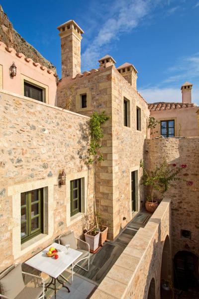 På billedet ses objektet Moni Emvasis Luxury Suites beliggende i byen Monemvasia.