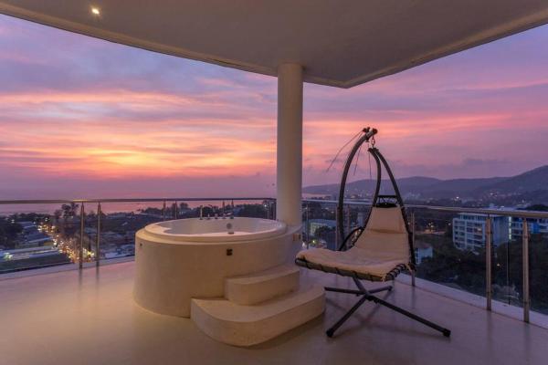 Na fotografii je vidět objekt Best View In Phuket! 2 Living Rooms 4 BR #C80 nacházející se ve městě Ban Karon.