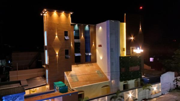 A la foto es mostra l'objecte Suthanthira stay Inn situat a la ciutat de Dindigul.