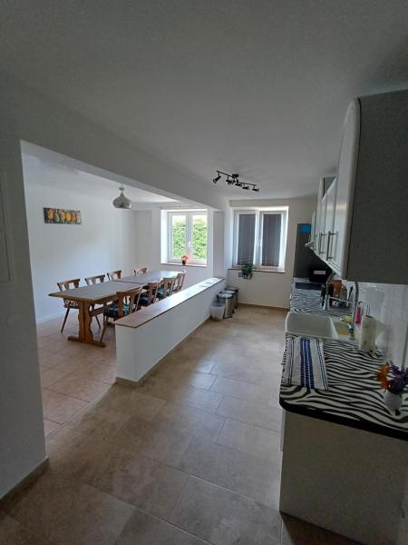 The photo shows the LivBiz Apartments - Adelsried located in the city of Welden.