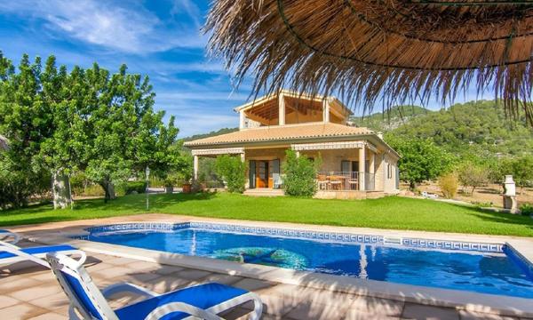 A la foto es mostra l'objecte Villa Cas Mestre con piscina en entorno rural situat a la ciutat de Binibona.