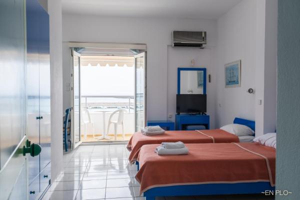 Na zdjęciu widoczny jest obiekt Enplo Apartments położony w mieście Limín Khersonísou.