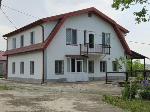 The photo shows the Babilina Hostel & Campsite located in the city of Tkibulges.