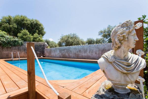写真にはアルゲーロ市にあるRestored Historic Mansion Paterno with Exclusive Pool, Wifi and AC for 20 peopleが写っています。