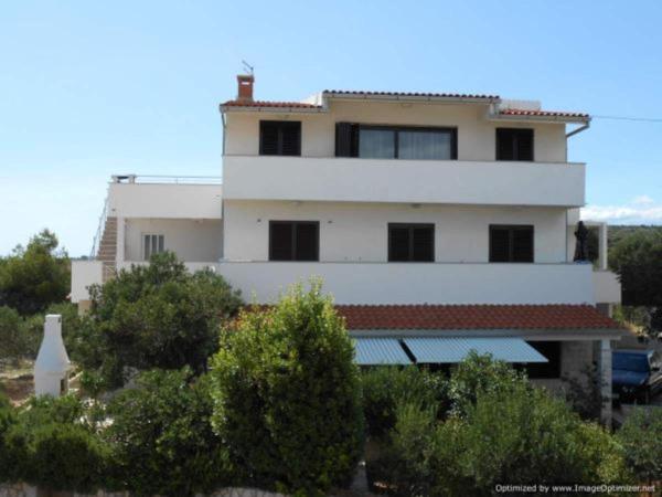 Na zdjęciu widoczny jest obiekt Apartments Nadica położony w mieście Sevid.