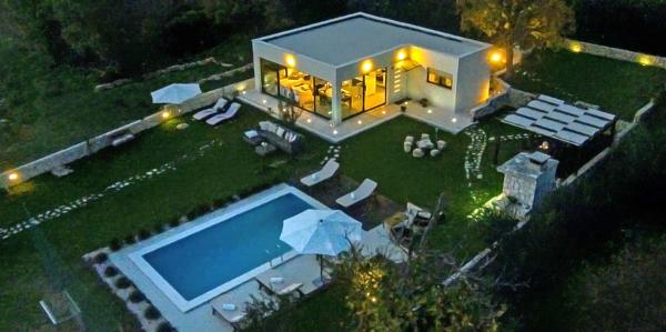 照片显示了位于Split市的Luxury Villa Luminosa物件。