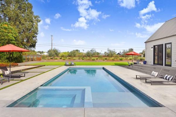 A la foto es mostra l'objecte The Central Farmhouse Sonoma Pool Hot Tub Bocce situat a la ciutat de Sonoma.