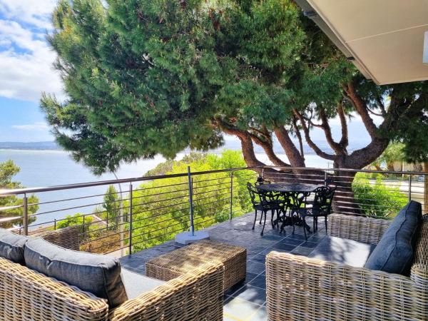 A la foto es mostra l'objecte '79 Protea' Charming self-catering Home, sleeps 6 with Sea Views situat a la ciutat de Gordonʼs Bay.