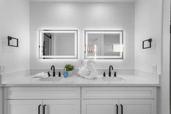 Spacious 5 BR Home with Games and Spa, Las Vegas