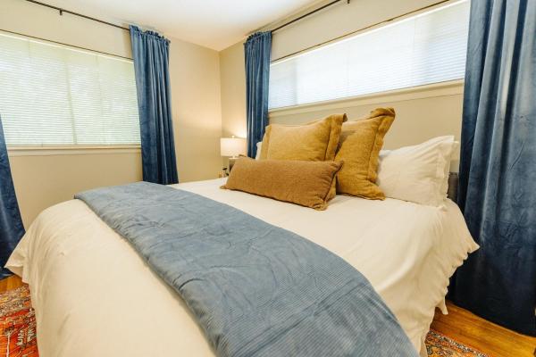 På billedet ses objektet Centrally Located King Bed Midtown Memphis 2362 beliggende i byen Memphis.