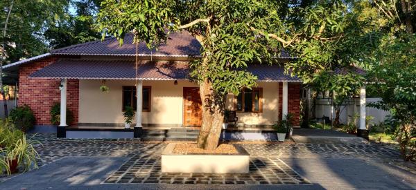 写真にはPunnappira市にあるAngel Homestay Paravoorが写っています。