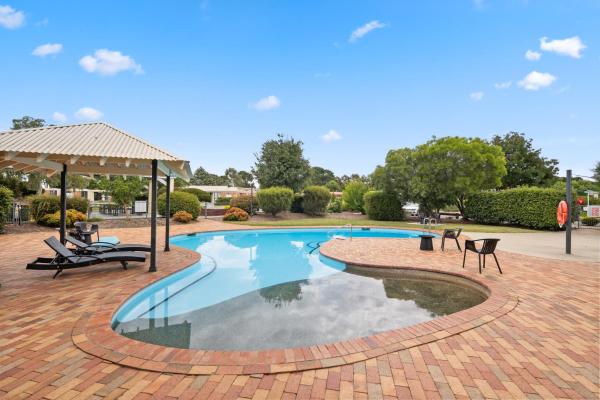 The photo shows the Sundown Villas located in the city of Fyshwick.