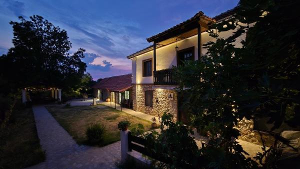 På billedet ses objektet Villa Prespa - villa rental beliggende i byen Ljubojno.