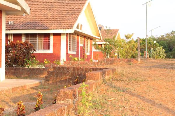 A la foto es mostra l'objecte Bramhagiri Resort situat a la ciutat de Devrukh.