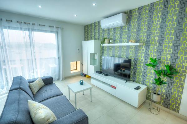 A la foto es mostra l'objecte Seafront bright & spacious 2 bedroom, balcony, KDEG1-1 situat a la ciutat de Sliema.