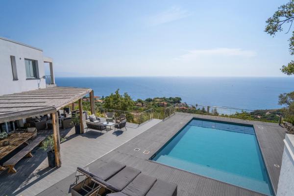 Nella foto è visibile l'oggetto Villa Donna Cà con vista mare e piscina privata situato nella città di Coccorino.