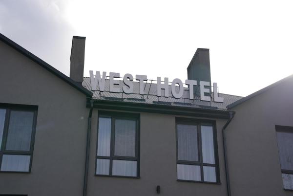 På billedet ses objektet West Hotel beliggende i byen Mostiska.