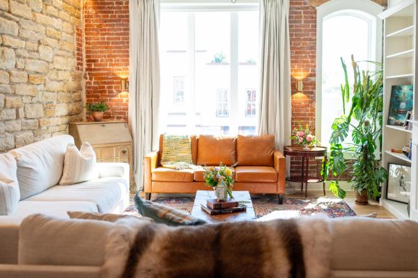 照片显示了位于Mayetta市的Historic Loft Located In Downtown St Marys Kansas物件。
