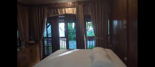 A la foto es mostra l'objecte HENDRO'S SURF CAMP Pulau merah situat a la ciutat de Pulau Lutung.