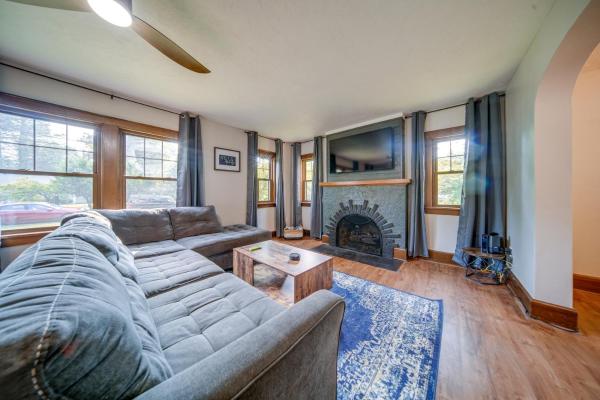 A la foto es mostra l'objecte Central Erie Vacation Rental about 2 Mi to Beach! situat a la ciutat de Fairview.